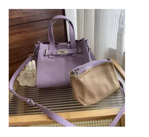Sac cabas en cuir violet avec pochette, design élégant pour femmes sac à bandoulière.