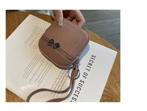 Nahaufnahme Detail aus echtem Leder kleine Münzbörse mit Reißverschluss und Schlüsselring.