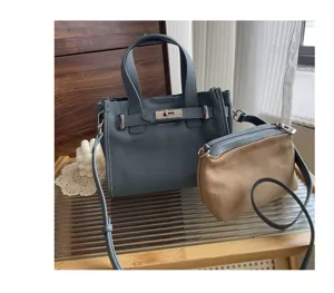 Vue détaillée du sac cabas en cuir bleu avec poche intérieure, classique design et fermoir.