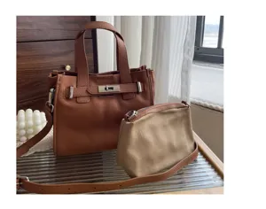 Vue detaillee sac cabas cuir veritable marron pochette interieure serrure metallique.