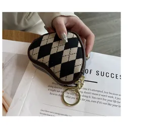 Niedliche herzförmige Leinen-Münzbörse mit Argyle-Muster und Mini-Schlüsselring für Damen.