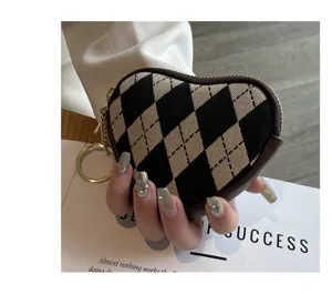 Süße herzförmige Argyle Strick-Münzbörse mit Schlüsselanhänger und Reißverschluss für Damen.