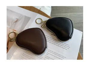 Nahaufnahme der herzförmigen Mini-Geldbörsen mit Schlüsselanhängern aus Leder und Reißverschluss.