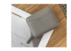Minimalistischer grauer Leder Reißverschluss Kartenetui Münzbeutel mit vielen Fächern.