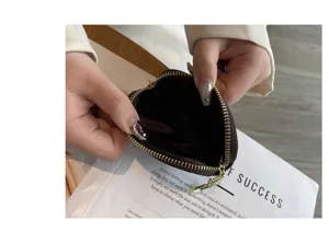 Detailansicht einer süßen braunen Canvas Mini Münzbörse mit Reißverschluss und Innenfutter.