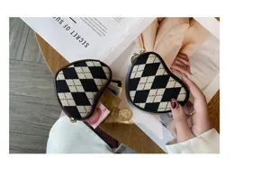 Süße Canvas Herz Münztasche mit schickem Argyle-Muster für kompakte Schlüsselaufbewahrung.