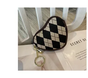Süße herzförmige Mini-Börse mit klassischem Argyle-Muster und praktischem Schlüsselanhänger.