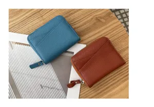 Nahaufnahme von echten Leder Reißverschluss Kartenetui Geldbörsen in Blau und Braun mit Fächern.