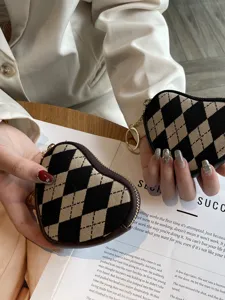 Niedliche herzförmige Canvas Mini Münztasche mit Schlüsselring, kariertes Portemonnaie.
