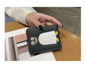 Niedlicher Leder Führerschein Etui Kartenhalter mit Pinguin Design Detailansicht.