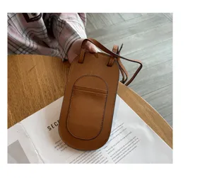 Bruine lederen mini telefoon crossbody tas voor vrouwen, stijlvolle verticale tas met vak.