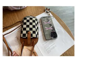 Chique ruitjes canvas mini telefoon crossbody tas met bruine lederen band en drukknoopsluiting.