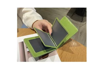 Grünes Leder Führerschein Etui Portemonnaie mit transparenten Fächern und Ziernähten.