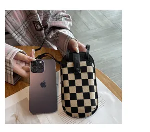 Kleine crossbody telefoontas van canvas met ruitjespatroon, lichtgewicht, trendy en handig.