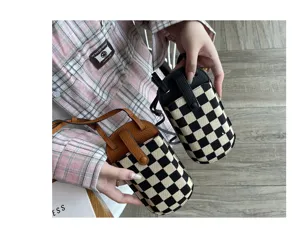 Mini canvas telefoon crossbody tas voor vrouwen, chic ruitjesdesign met leer, gedetailleerd weergave.