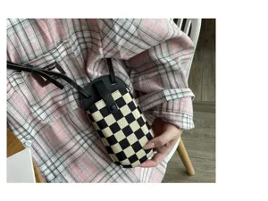 Stijlvolle mini zwart-wit geruite crossbody telefoontas, canvas lederen detail.