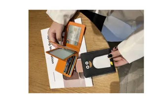 Detailansicht eines kompakten Leder Führerschein Etuis, minimalistisches schlichtes Portemonnaie.