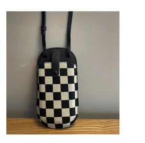 Zwart-witte ruit canvas crossbody telefoon tas, trendy mini lichtgewicht lederen tasje.