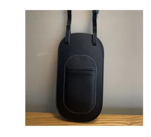 Zwarte lederen telefoon tas voor vrouwen, stijlvolle mini schoudertas met lange riem.