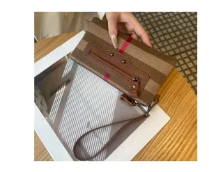 Λεπτομερης οψη γυναικειας τσντας clutch απο καμβα και δερμα με λουρακι καρπου και τσεπη.