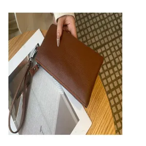 Καφέ δερμάτινη τσάντα χειρός clutch για γυναίκες, κομψή θήκη κινητού με πρακτικό λουράκι.
