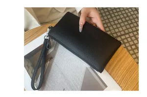 Λεπτομέρεια μαύρης δερμάτινης τσάντας clutch, premium δερμάτινη θήκη κινητού για γυναίκες.
