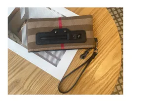 Λεπτομέρεια τσάντας clutch από καμβά και δέρμα με καρό σχέδιο και τσέπη με φερμουάρ.