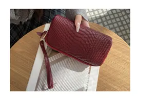 Echtes Leder rote Krokodilmuster Clutch Geldbörse mit Handschlaufe für Damen Alltag.