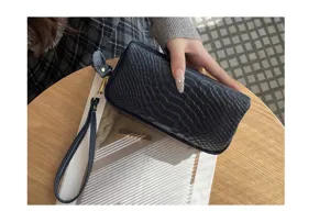 Echtes Leder Damen Clutch Geldbörse mit Kroko-Muster und Handschlaufe für den Alltag.