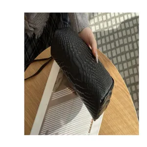 Detailansicht der schwarzen Kunstleder-Clutch mit eleganter Textur, Material und Design zeigend.