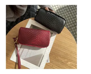 Detailansicht von Damen-Clutch-Geldbörsen aus Leder mit eleganter geprägter Textur.