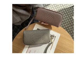 Echtes Leder Damen Clutch Portemonnaie, große Kapazität mehrschichtiges Krokodilmuster Design.