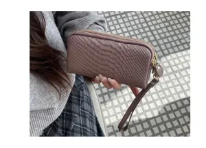 Nahaufnahme der eleganten dreilagigen Damen Leder-Handtasche mit Handschlaufe und Textur.