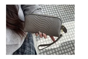 Nahaufnahme der Damen Leder Clutch Geldbörse mit strukturierter Oberfläche und Handschlaufe.