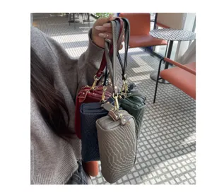 Echtes Leder mehrschichtige Damen Clutch Tasche mit stilvollem Kroko Muster Design.