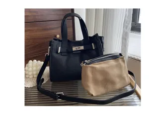 Sac cabas noir en cuir avec pochette, design élégant et moderne pour sac à bandoulière.
