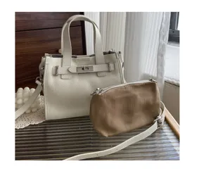 Sac cabas fourre tout en cuir veritable femme bandouliere vue de detail chic et