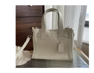 Vue de détail du sac cabas fourre-tout pour femme en cuir avec poignées et bandoulière.