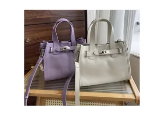 Élégant sac bandoulière Kelly en cuir, fourre-tout design de niche pour femmes.