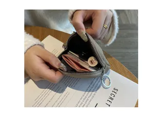 Echtes Leder Münzgeldbörsen Detail zeigt Innenkapazität für Karten, Schlüssel und Bargeld sicher.