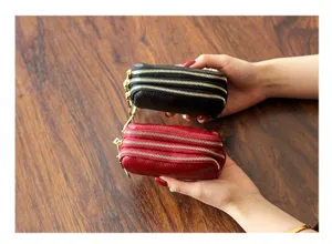 Mini Leder Münztasche Detailansicht, mit drei Reißverschlussfächern und kompakter Form.