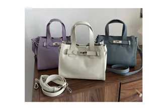 Vue de détail des sacs fourre-tout en cuir véritable avec design de serrure et de sangle classique.