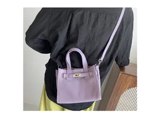 Sac Kelly en cuir mauve clair, élégant sac à main fourre-tout et bandoulière pour femme.