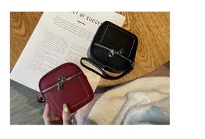 Echtes Leder Mini Münzgeldbörse Detailansicht zeigt exquisite Reißverschluss und weiche Textur.