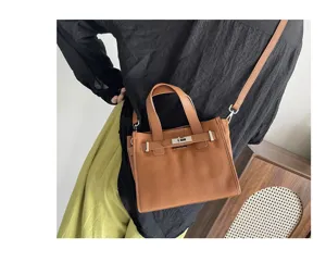 Vue détaillée du sac à main en cuir marron avec poignée, design texturé élégant pour femmes.