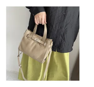 Vue détaillée du sac cabas beige en cuir véritable avec fermoir métallique et bandoulière.