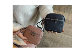 Detailansicht des Mini-Brieftaschens aus echtem Leder, kompakte Reißverschlusstasche mit Handschlaufe.
