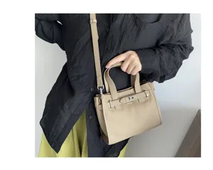 Vue détaillée du sac à bandoulière en cuir kaki, design élégant de sac à main rétro.