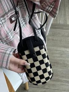 Mini canvas crossbody tas voor telefoon, zwart-wit geruit patroon met lederen flap.