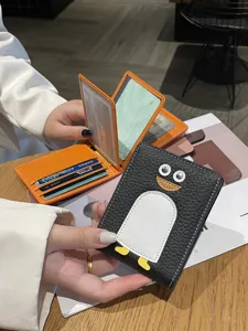 Niedliches Pinguin Lederkartenetui und Führerscheintasche für Damen, schlankes Design.